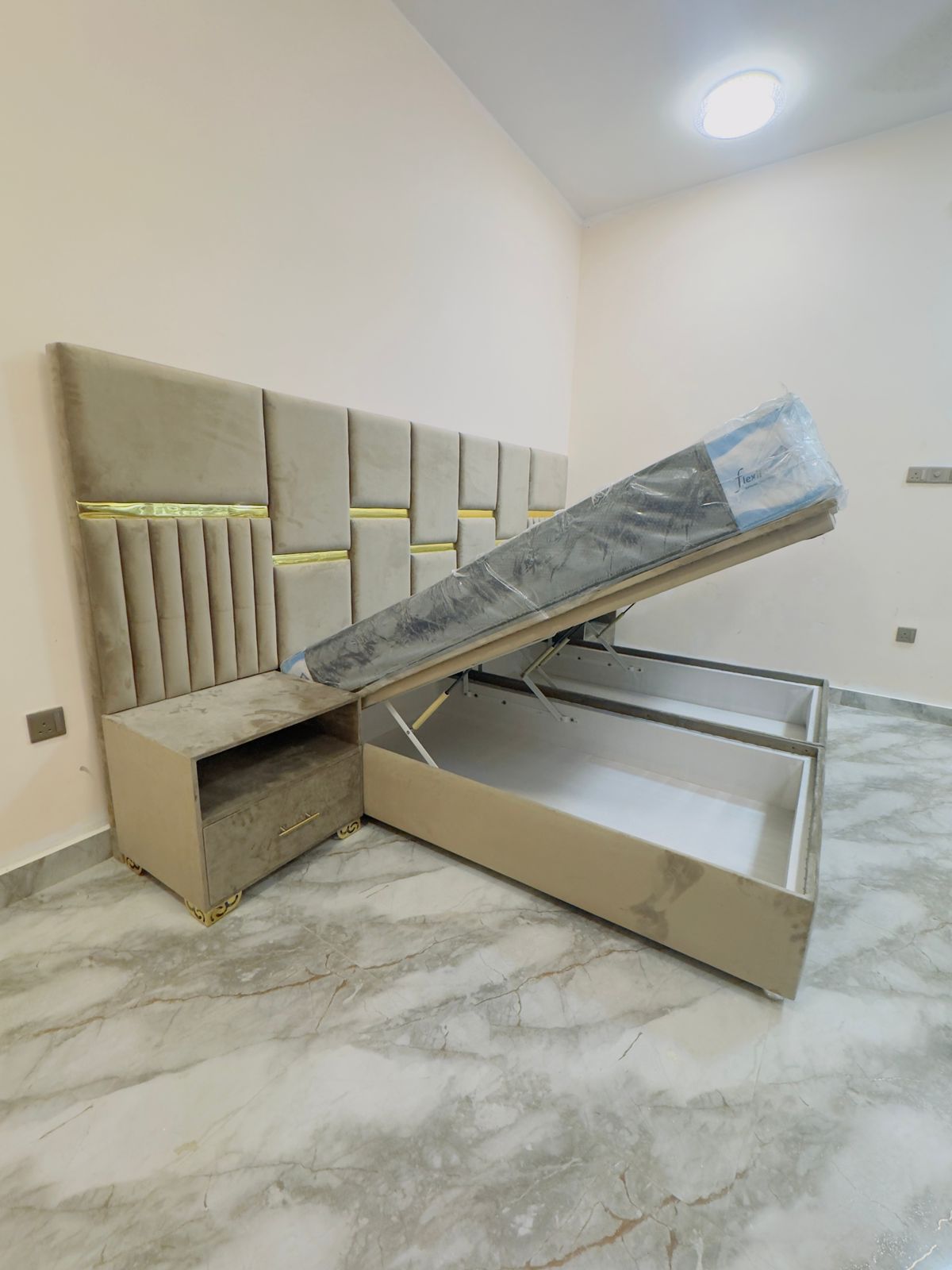 Divan storage bed with hydraulic lift